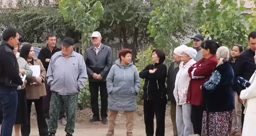 «Бір мекеме екіншісіне сілтейді»: Ақтөбе маңындағы ауыл тұрғындары жол жөндеуді 20 жылдан бері күтіп жүр