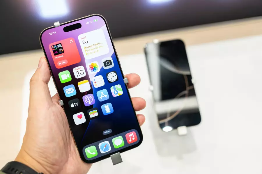 Шетелден iPhone 18 сатып алғандар Қазақстанға келгенде смартфонын тіркей алмай жатыр