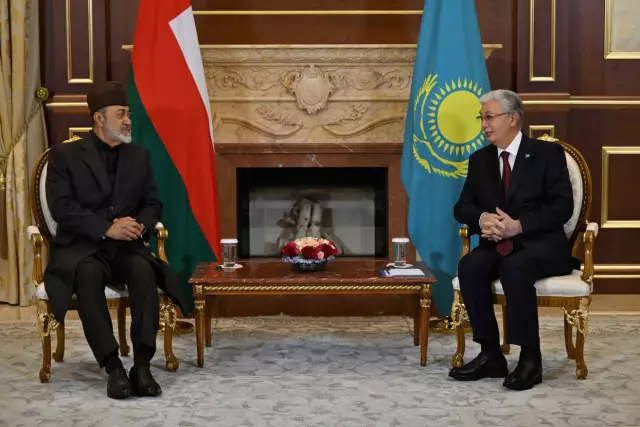 Президент Тәуелсіздік сарайында Оман Сұлтанын қарсы алды