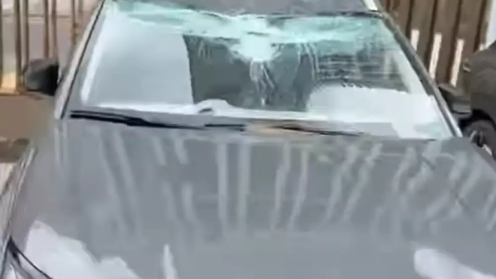 Автомобили пострадали от упавших с крыши стройматериалов в Астане