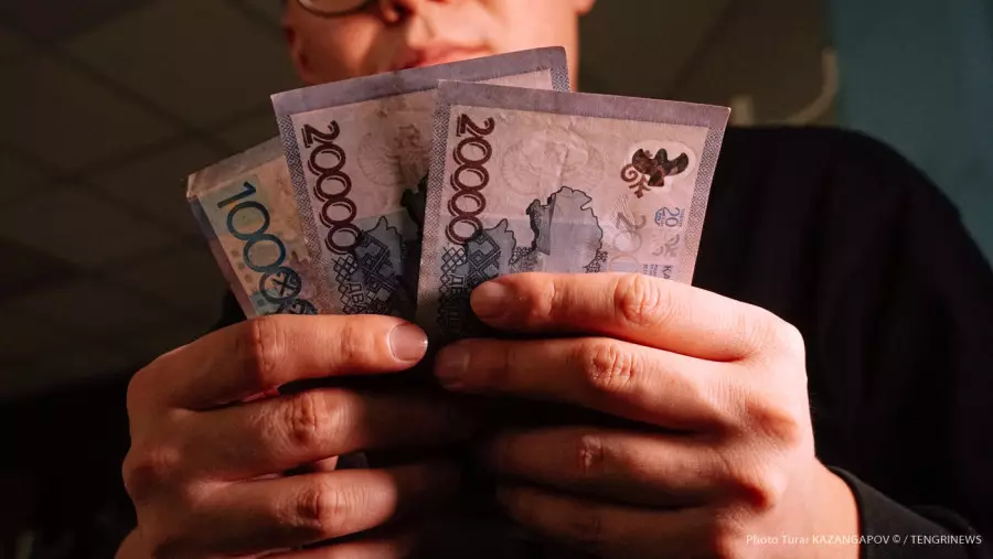 “Қарыз қайтарылуы керек, бірақ...“  Банк шотына шектеу қою тәртібін өзгерту ұсынылды