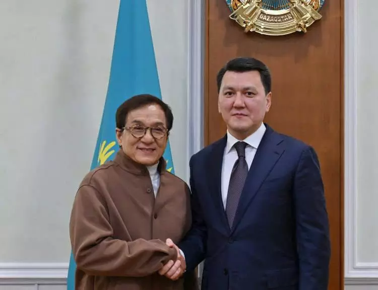 Ерлан Карин Джеки Чанмен кездесті