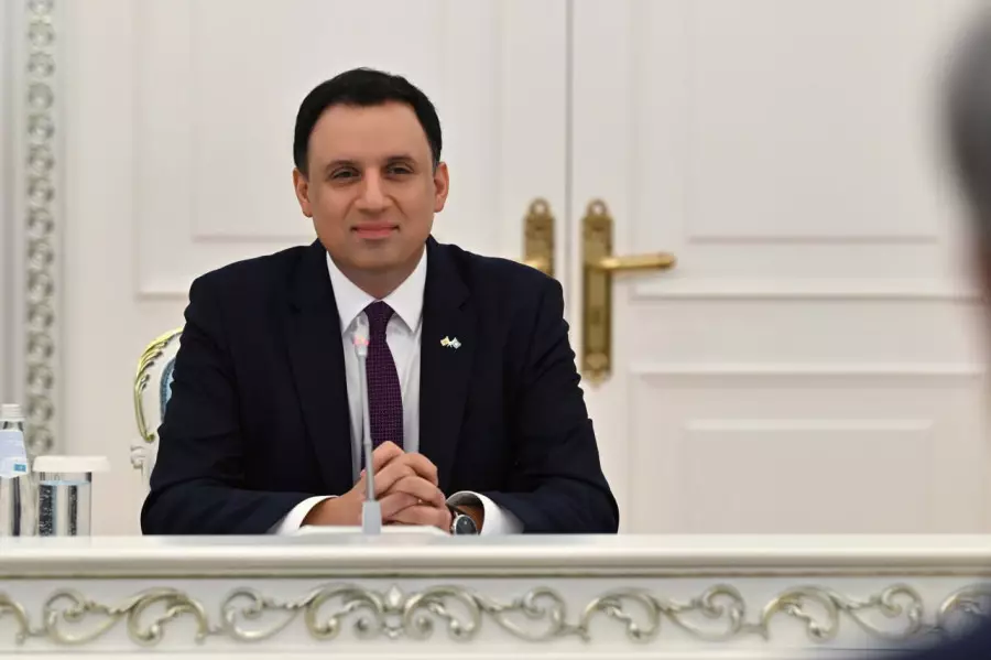 “Қазақстан қарқынды дамып келе жатқанын үлкен қызығушылықпен қарап отырмыз“ - Ұлыбританияның сауда министрі