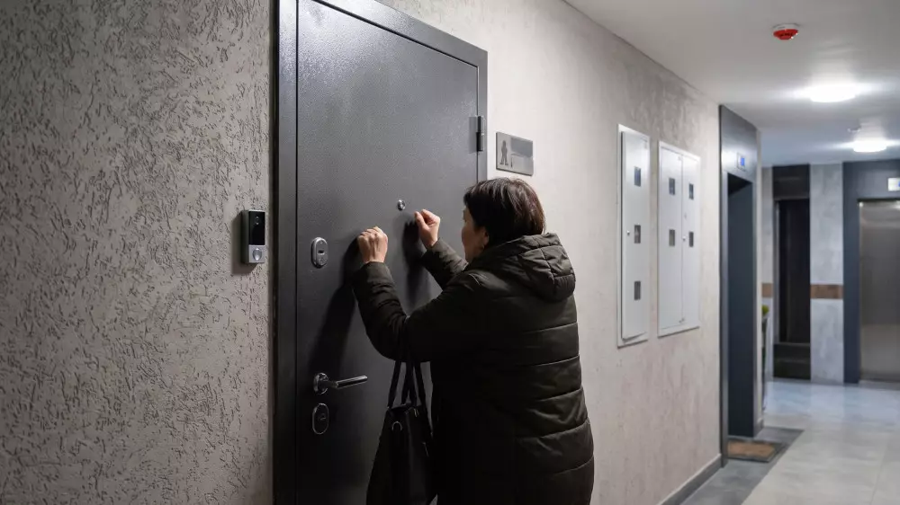 Арендатор жилья стал захватчиком - как правильно выселить должника с ребёнком