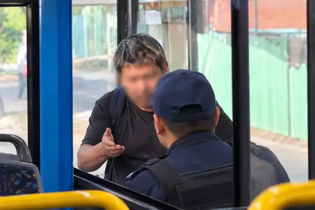 Алматыда қоғамдық көлікте жанжал: ер адам жолаушыларға пышақ кезенген (ВИДЕО)