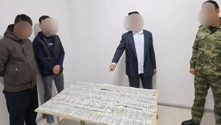 Мужчина пытался вывезти из Узбекистана 64 тыс. долларов в носках