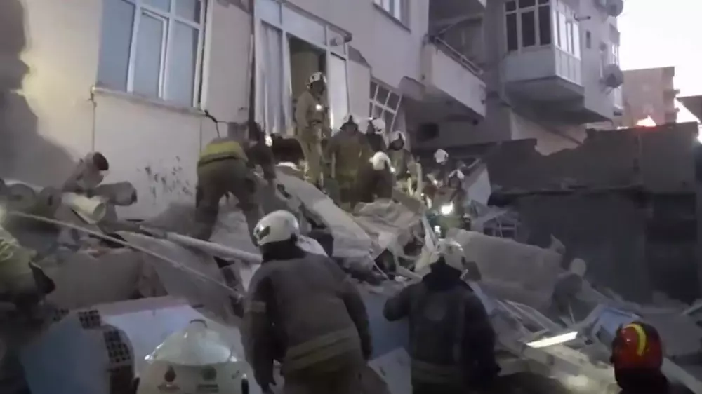 Момент обрушения многоэтажного дома в Стамбуле попал на видео