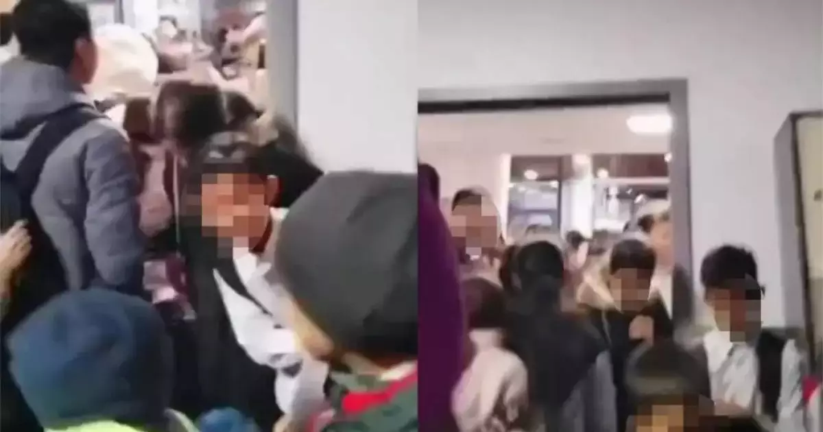  Директора школы в Астане уволили после видео с давкой школьников 