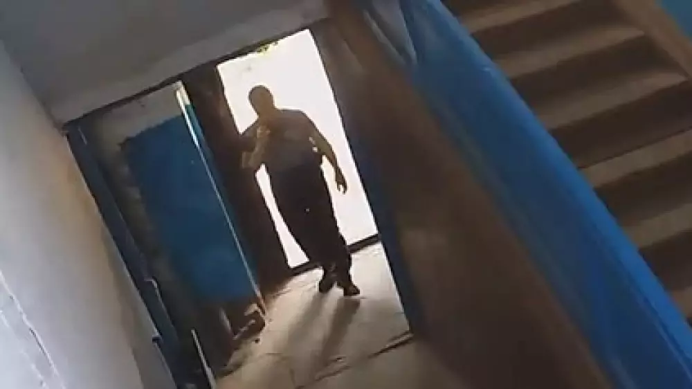 Алматыда ер адамның күдікті әрекеті тұрғын үй кіреберісіндегі камераға түсіп қалған
