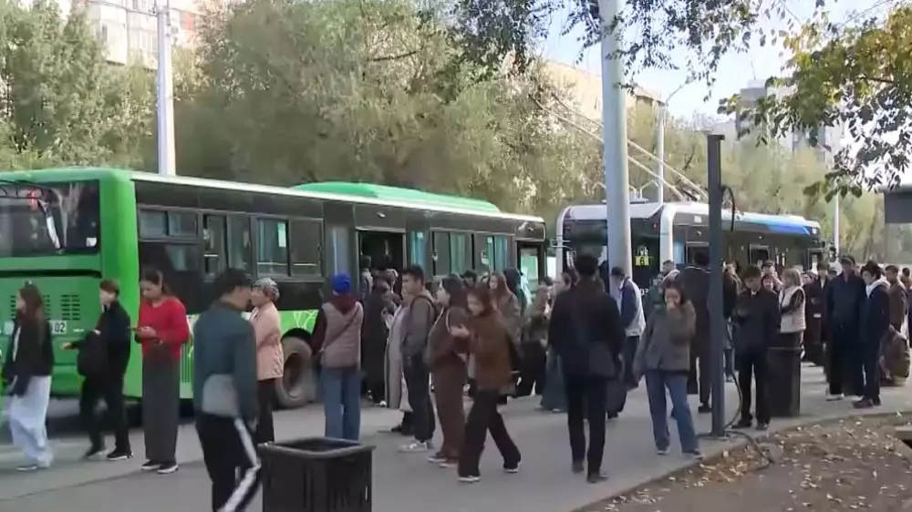 В Алматы пассажиры жалуются на работу общественного транспорта в часы пик