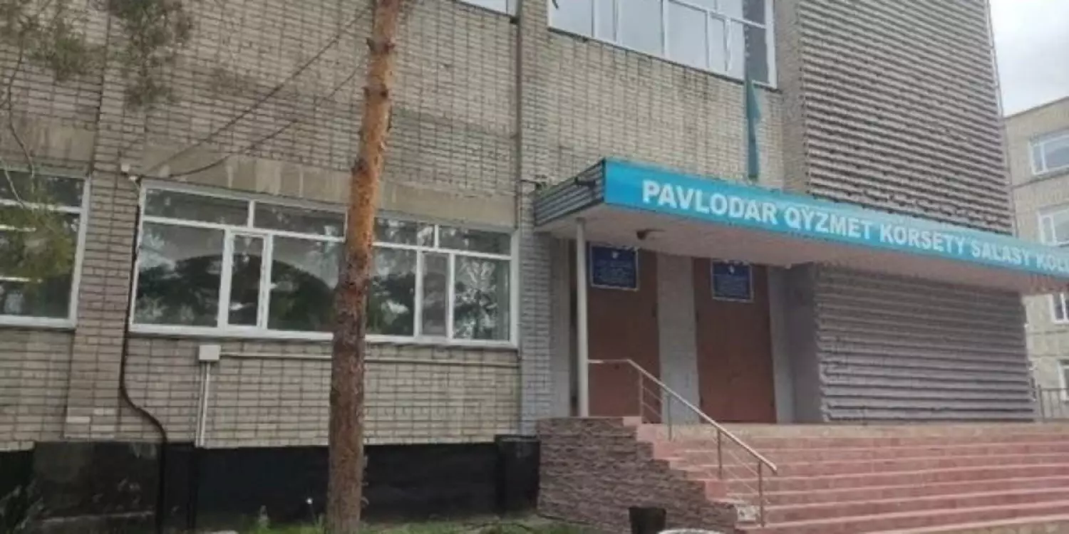 Павлодарда колледж студенті сабақ кезінде үшінші қабаттан секірген