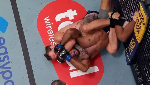 Приятель Рахмонова досрочно выиграл главный бой в UFC
