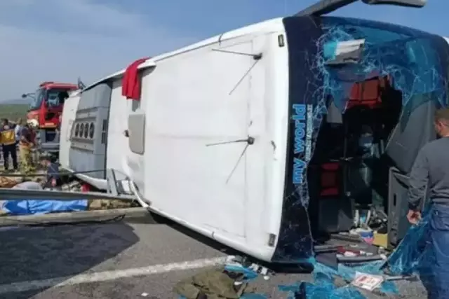 11 адам қаза тауып, тағы 27 адам жарақат алған: Туристік автобус эвакуатормен соқтығысты