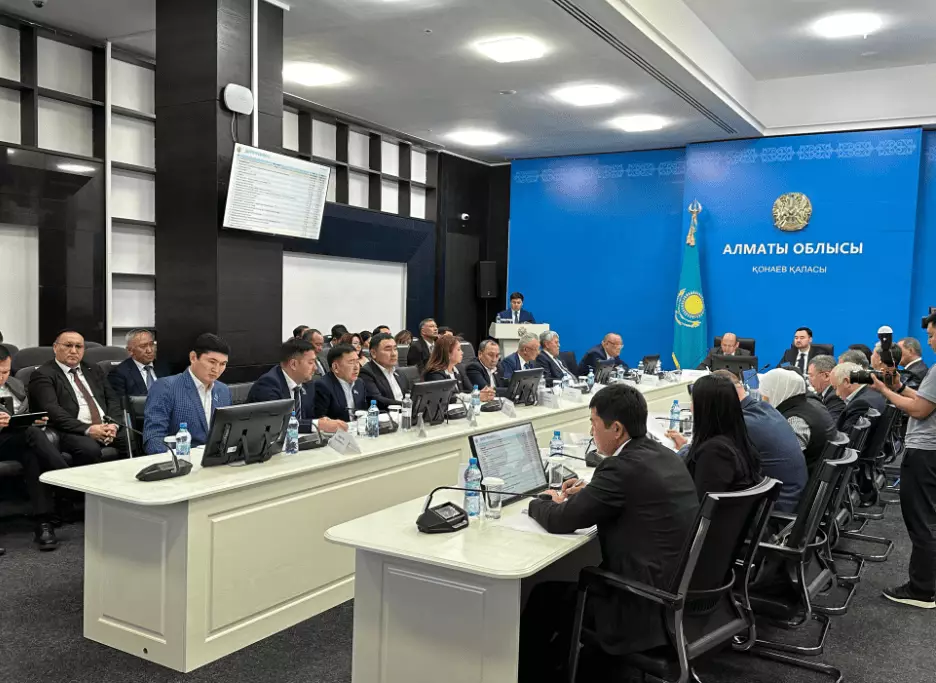 Токаев подписал указ о роспуске маслихатов