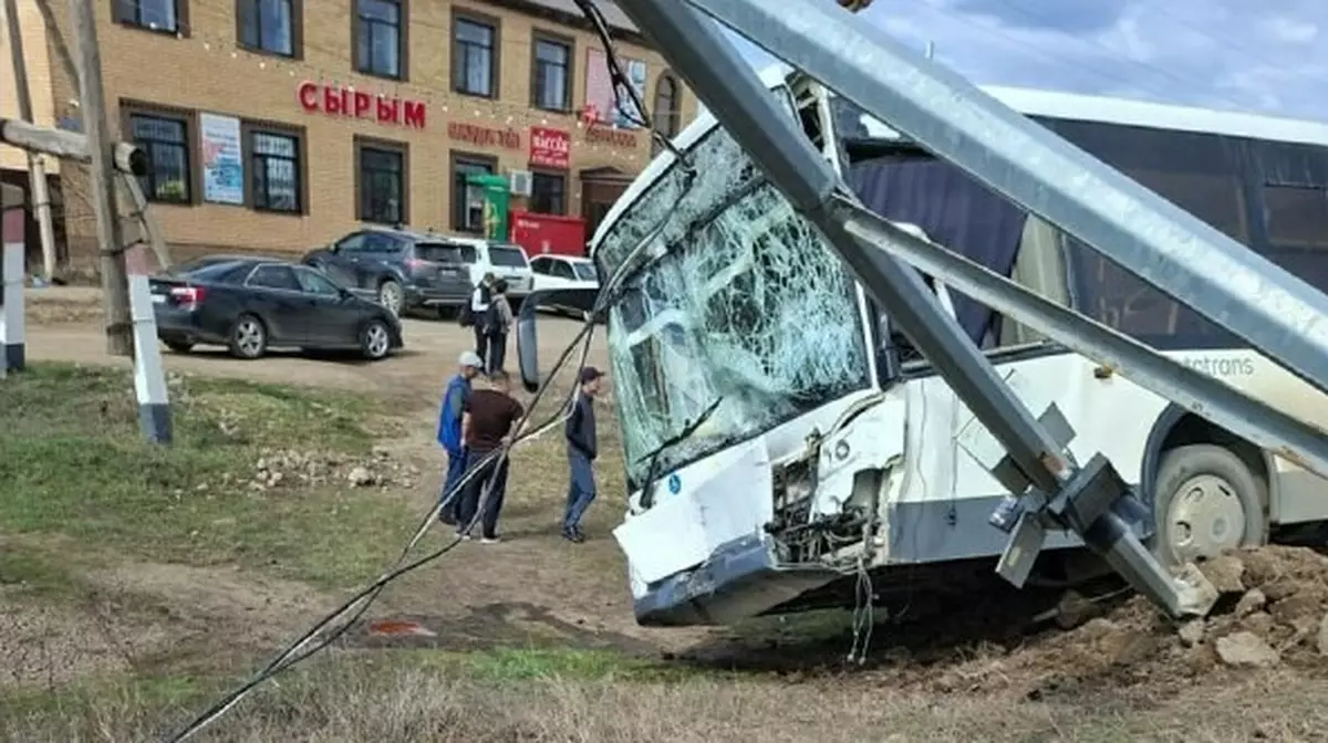 Автобус пен жүк көлігі соқтығысып, 11 адам қаза тапты