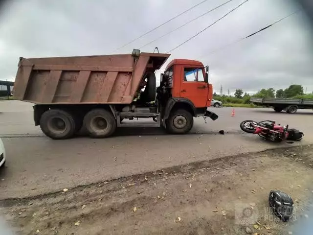 Тобыл қаласында КамАЗ жүк көлігі мотоцикл мінген адамды басып кетті