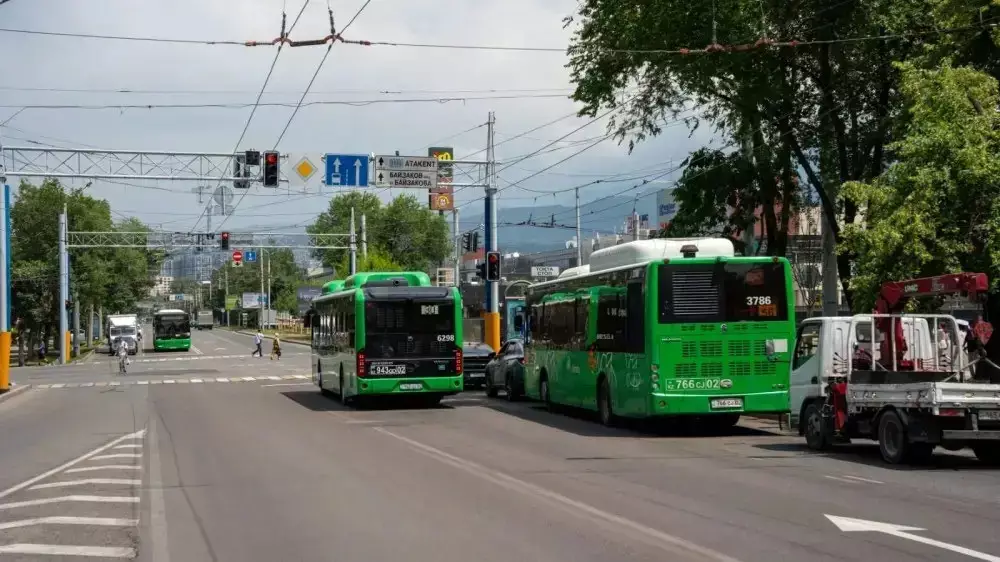 Зачем убирают правоповоротные съезды на перекрёстках в Алматы, объяснили в акимате