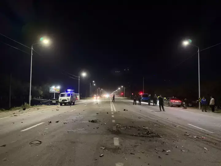 КамАЗ и два мотоцикла столкнулись в Костанайской области: есть погибший