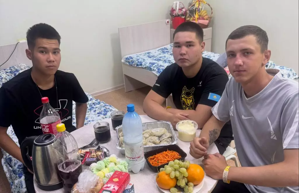 “Бәрі де көмегін аямады”: Каспийде аман қалған сарбаздың анасы ауруханадағы естелігін бөлісті