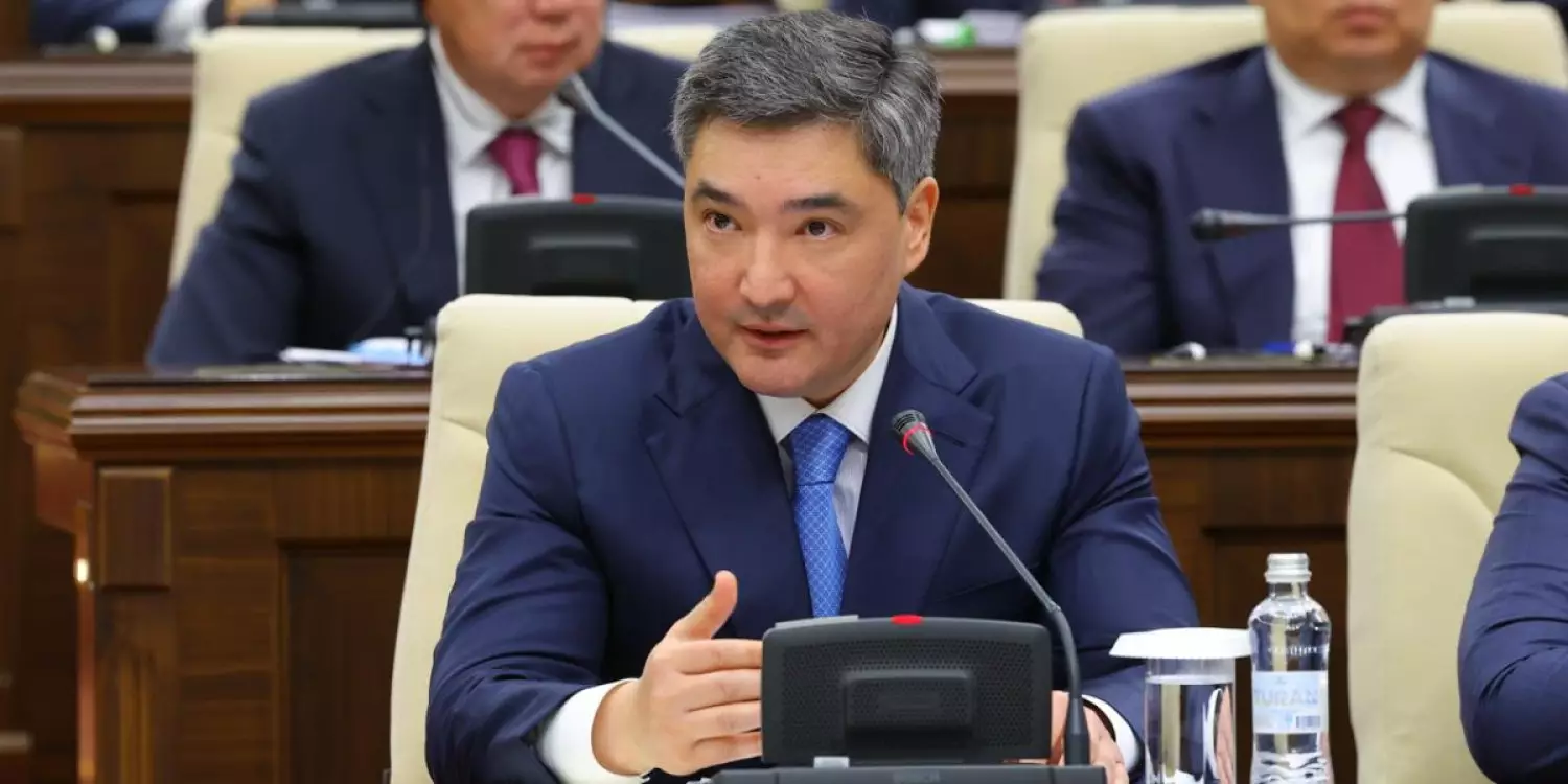 «Байлар мемлекеттен көмек алмауы керек»: Бектенов жәрдемақы төлеу тәртібі өзгеретінін айтты