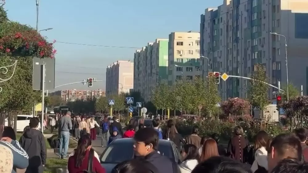 Видео с переполненной автобусной остановкой прокомментировали в акимате Алматы