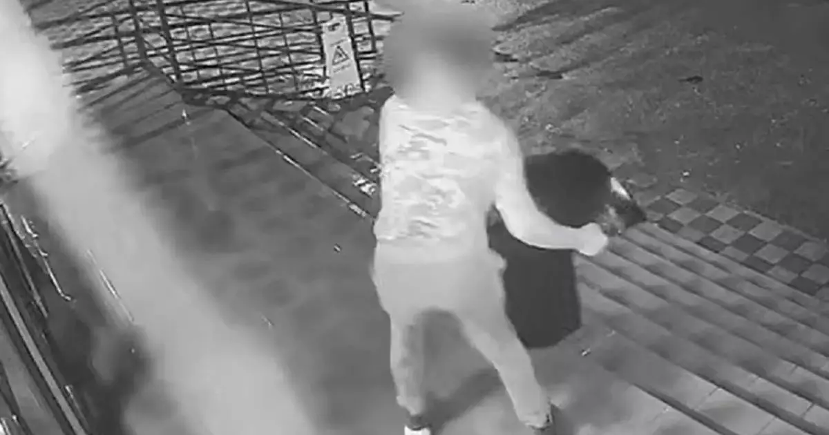  В ЗКО мужчина разбил дверь аптеки мусорной урной (ВИДЕО) 