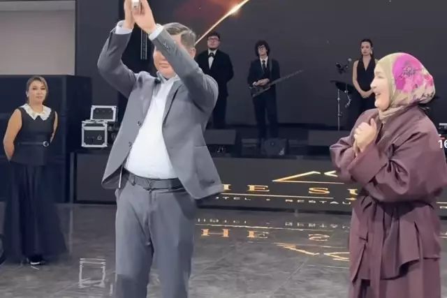 Абай Бегейдің әйелі тойда күтпеген бағалы сыйлық алды (ВИДЕО