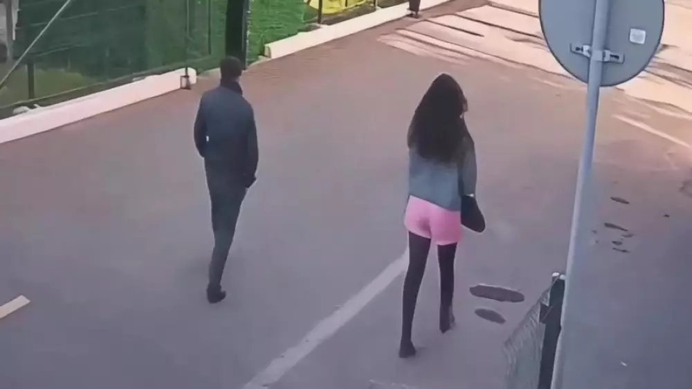 Приставание к девушке в Астане попало на видео: полиция начала проверку