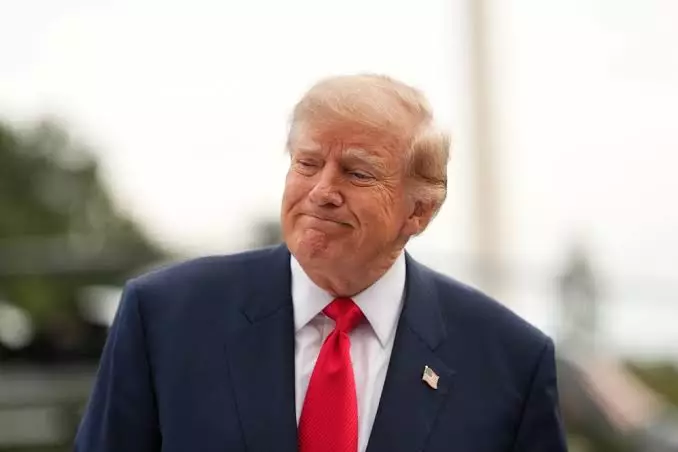 «Келісімге келгісі келмейді»: Трамп Зеленскийді Украинаны күйретті деп айыптады