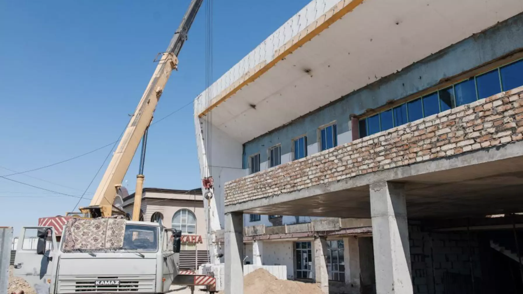 Атырау вокзалын жөндеп жатқан жұмысшы 5 метр биіктіктен құлады
