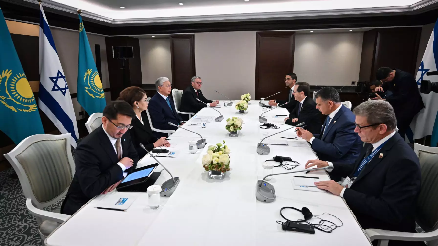 Тоқаев Израиль президентімен кездесіп, Таяу Шығыстағы шиеленісті шешуге шақырды