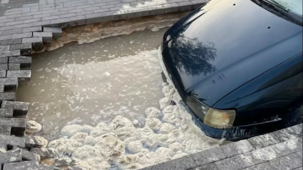 Автомобиль провалился сквозь брусчатку в яму с водой в Актау