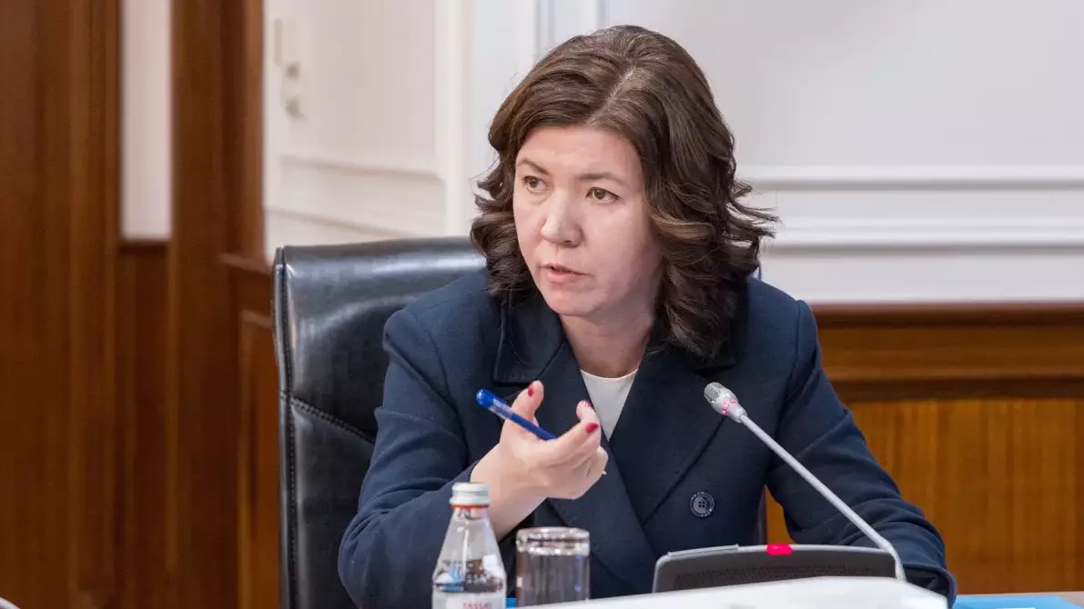 «Жұлдыз Сүлейменова Ғанидың копиясы»: Ұстаздар министрге өткір сауал тастап, оны сын тезіне алды