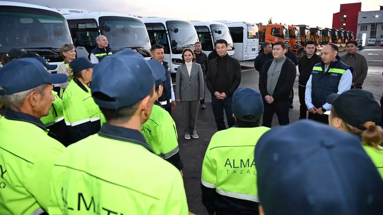 Алматы әкімі «Алматы Тазалық» кәсіпорнының жаңартылған базасын аралады
