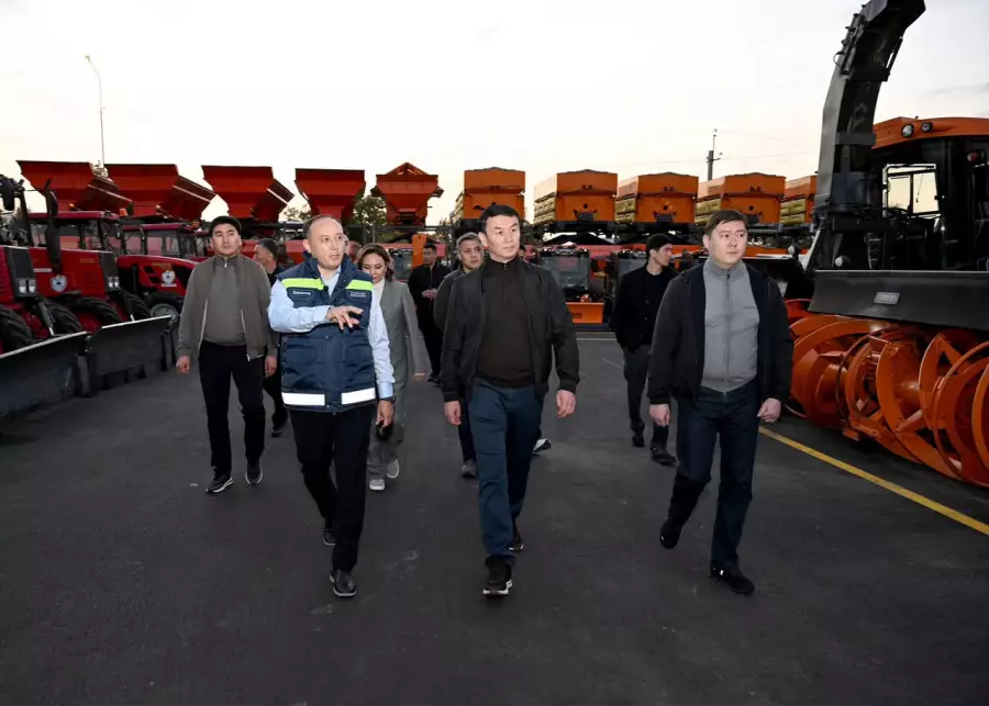 Алматы әкімі “Алматы Тазалық“ кәсіпорнының жаңартылған базасын аралады