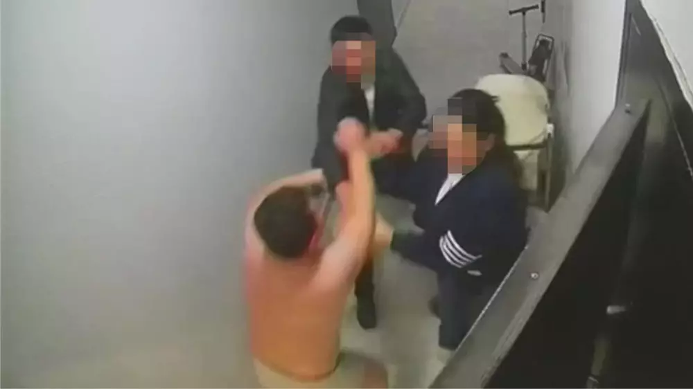 Полуголый мужчина устроил погром в подъезде Астаны