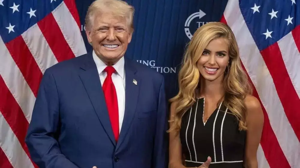 Трамптың жаңа баспасөз хатшысы бір аптаға жетпей қызметімен қош айтысты