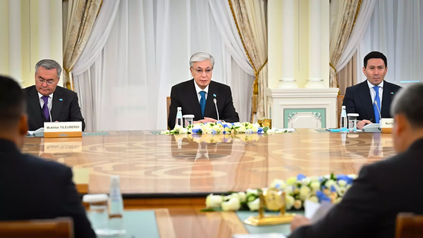 Президент пен Хун Манет кеңейтілген құрамда келіссөз жүргізді