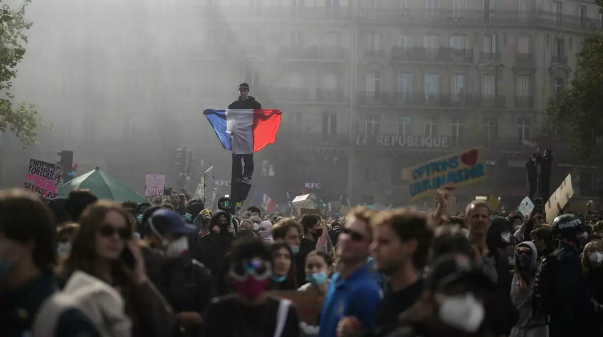 Во Франции на протесты вышли 550 тысяч человек, в городах начались погромы
