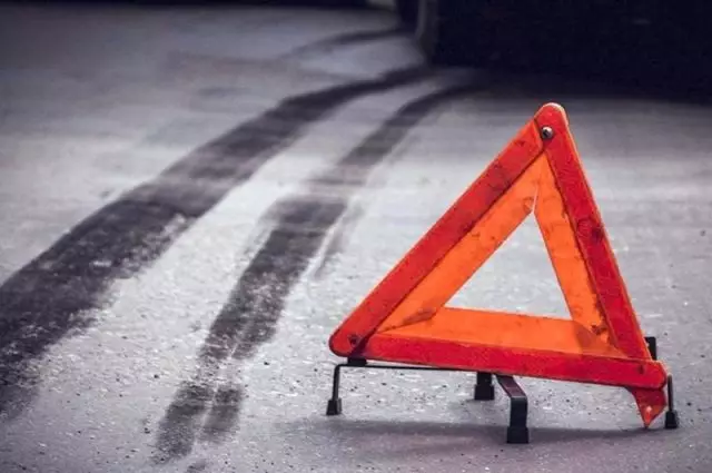 Микроавтобус с пассажирами врезался в КамАЗ: два человека погибли, 10 госпитализированы