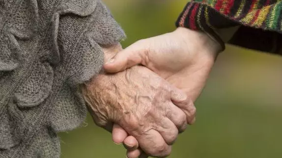 96 жастағы әжей 18 жастағы жігітке тұрмысқа шығып, жұртты таңғалдырды 