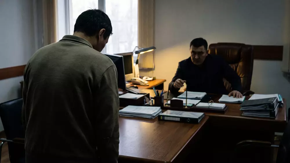 “Ұнамаса, жұмыстан кет“: қазақстандықтарды қалай тегін жұмыс істеуге мәжбүрлейді және жұмыс берушіні жауапқа тартуға бола ма?