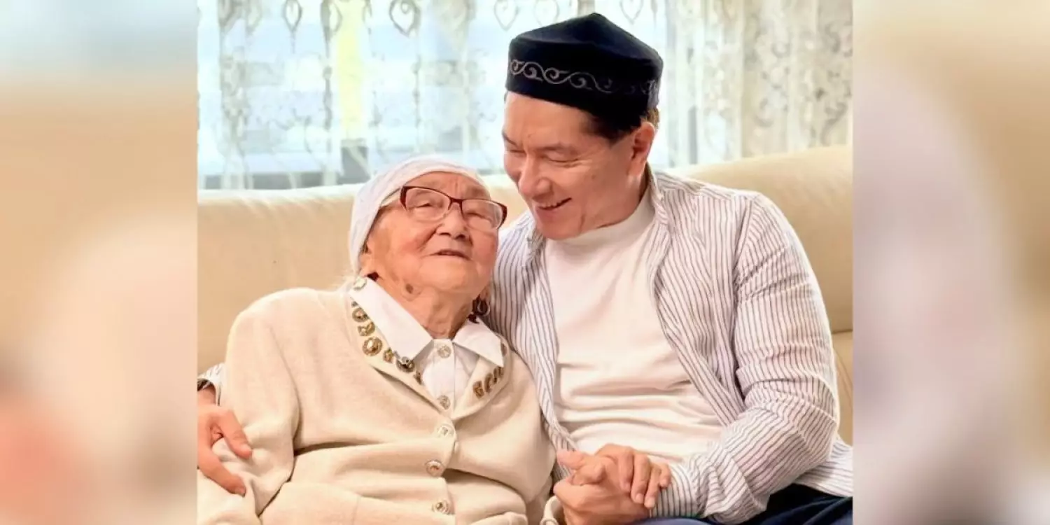 «Өзегіңді өкініш өртейді екен»: Сәкен Майғазиев анасының қазасынан соң жазба жариялады