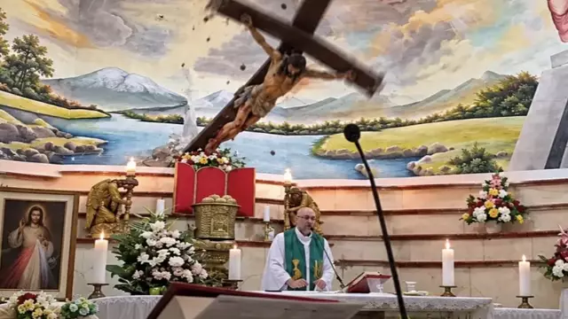 Құлшылық кезінде шіркеу қызметкерінің үстіне крест құлап кетті (ВИДЕО)