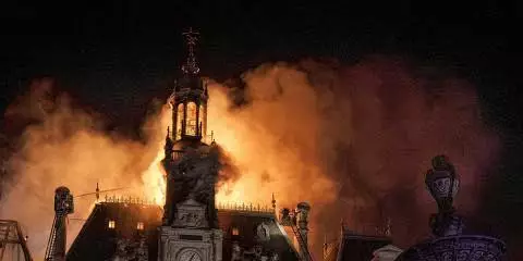 Францияда шерушілер 1883 жылы салынған тарихи ғимаратты өртеп жіберді