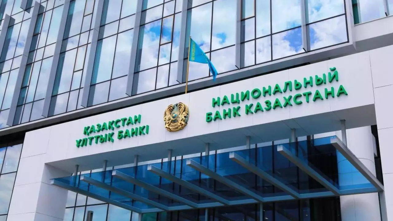 Должникам хотят сохранить прожиточный минимум на банковском счете
