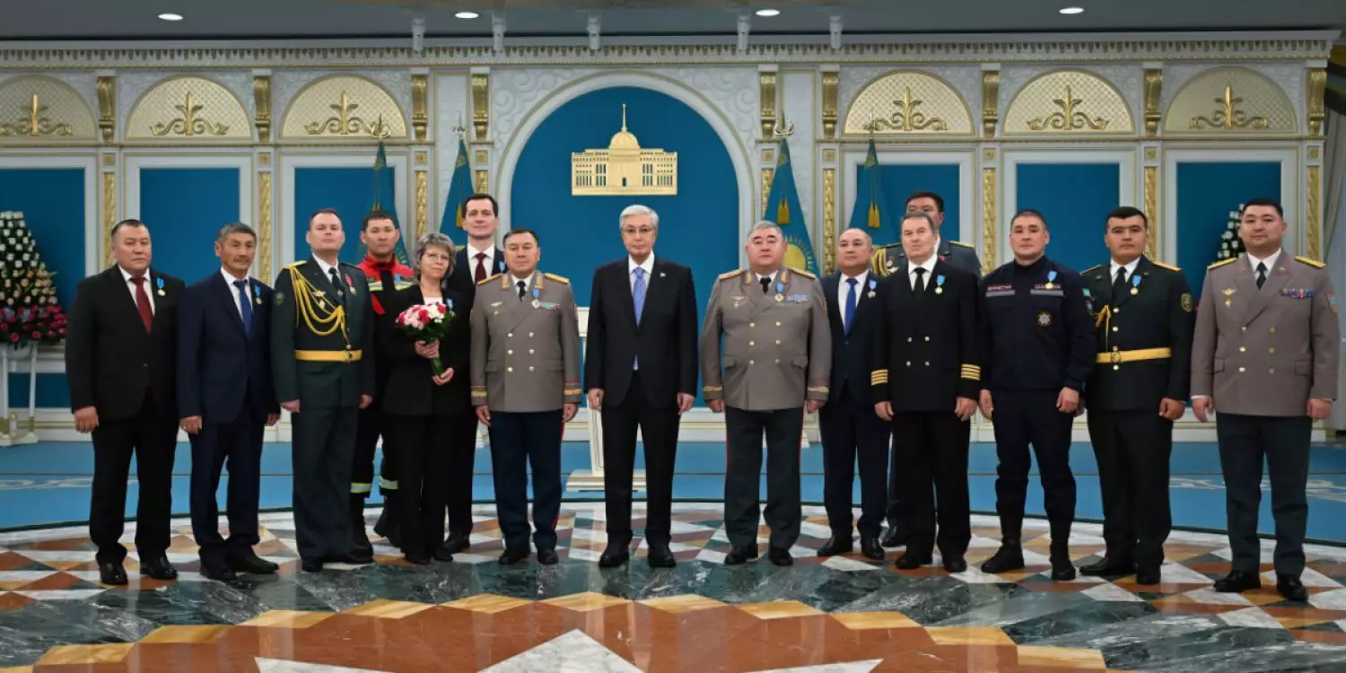 Тоқаев Құтқарушы күні 13 азаматқа мемлекеттік марапат табыстады