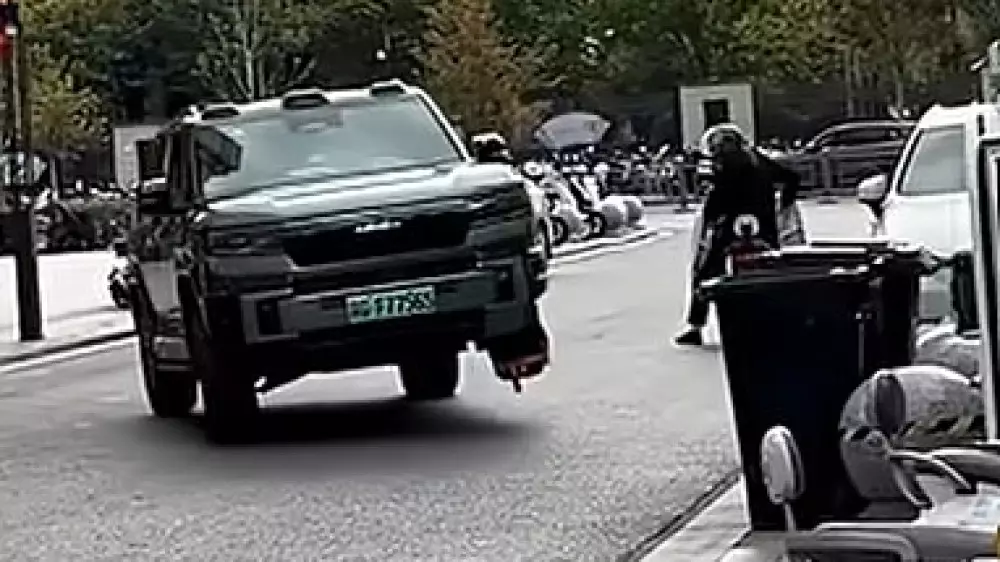 Водитель китайского гибрида обхитрил парковочный блокиратор с помощью “умной“ подвески