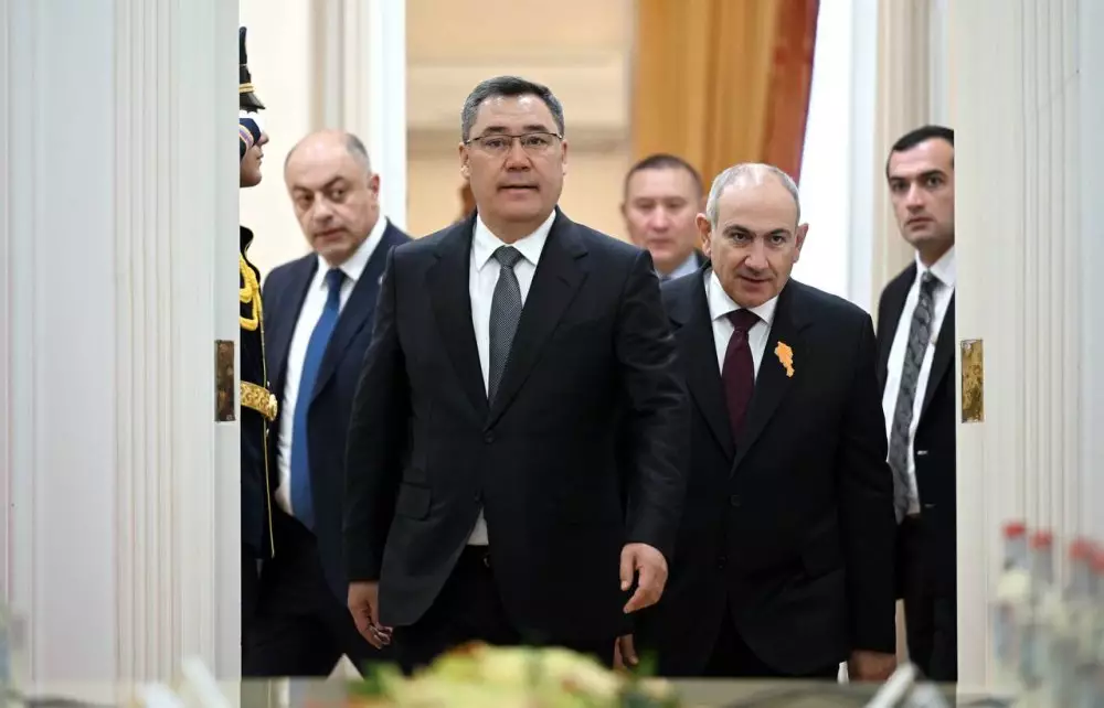 Жапаровты “Қазақстан президенті” деп таныстырған Пашинян протокол басшысын жұмыстан босатты – БАҚ