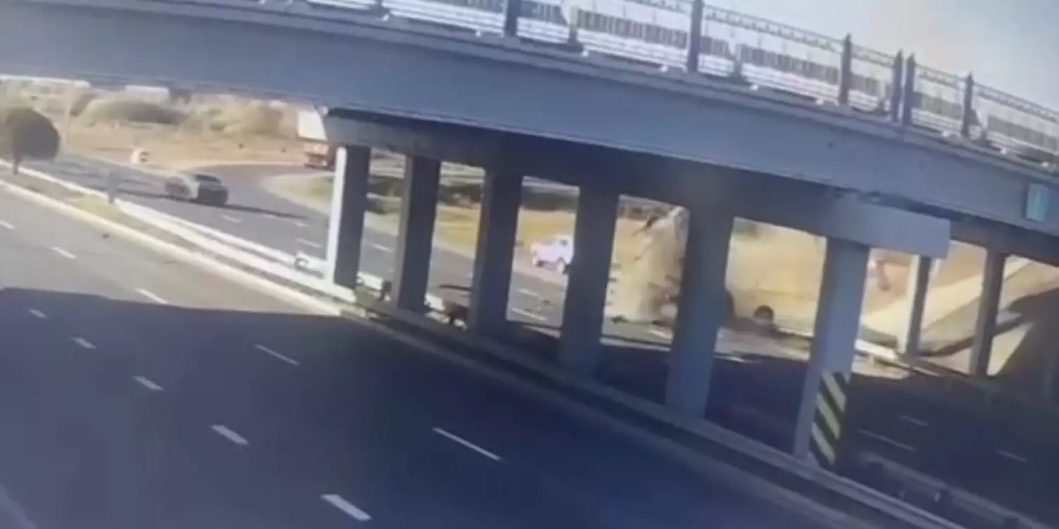 Астанада Tesla автокөлігімен соқтығысқан жүк көлігі көпірден құлап кетті